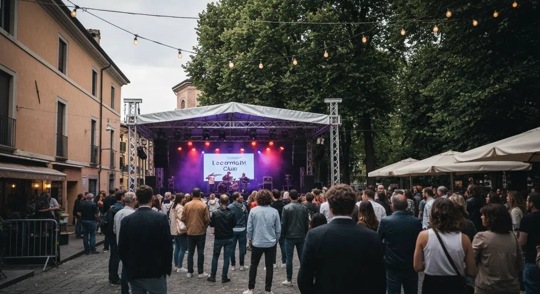 el escenario íntimo de Locomotiv Club en el parque Dopolavoro Ferroviario, con un pequeño público de pie bajo luces tenues de concierto